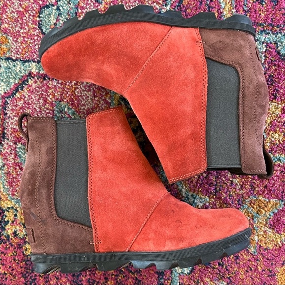 Sorel | Women's Red/Brown/Black Suede Joan A Wedge II Pull On Ankle Boots Sz 8.5 - Picture 3 of 14